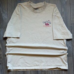 Hollister Men's Cream Short Sleeve Tee with Pink & Blue Chest Graphic